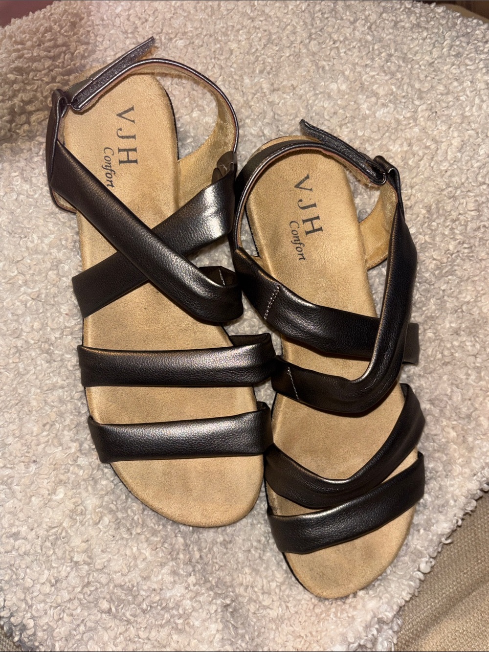 New no tags confort sandals. Metallic gry